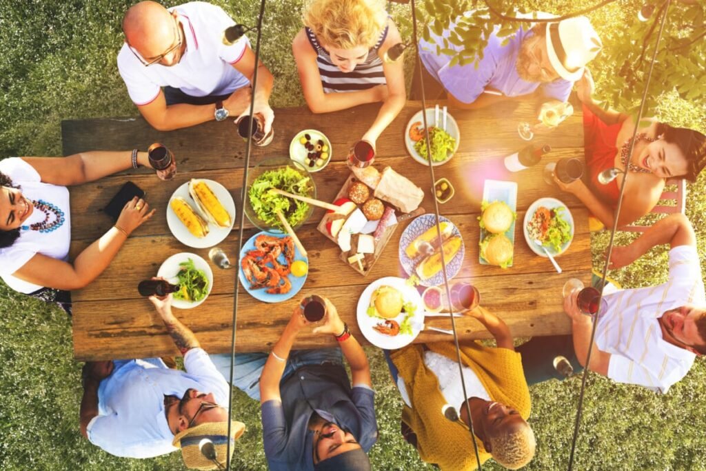 família reunida para um almoço de domingo