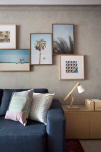 sala com quadros em detalhes azuis