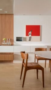Sala de jantar com quadro com detalhe em vermelho